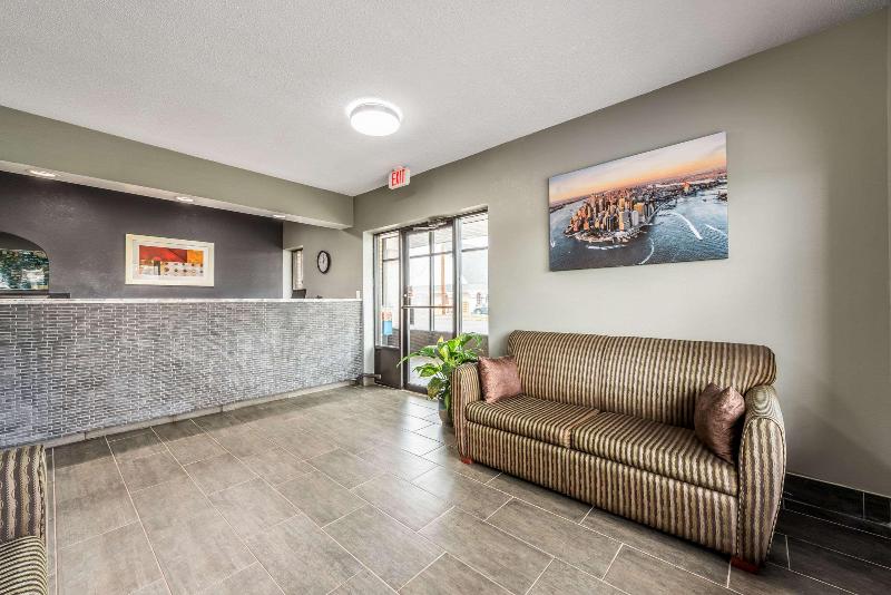 Мотель Econo Lodge Inn & Suites