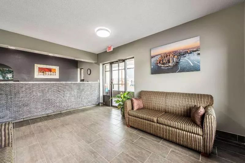 モーテル Econo Lodge Inn & Suites