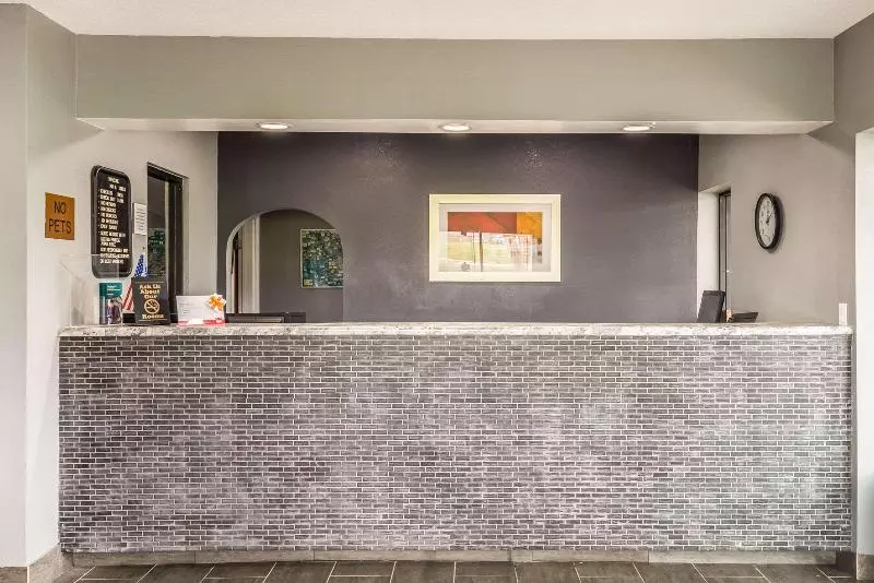 モーテル Econo Lodge Inn & Suites