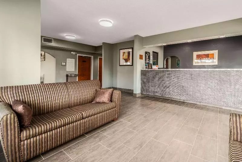 モーテル Econo Lodge Inn & Suites