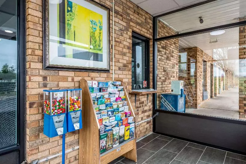 モーテル Econo Lodge Inn & Suites