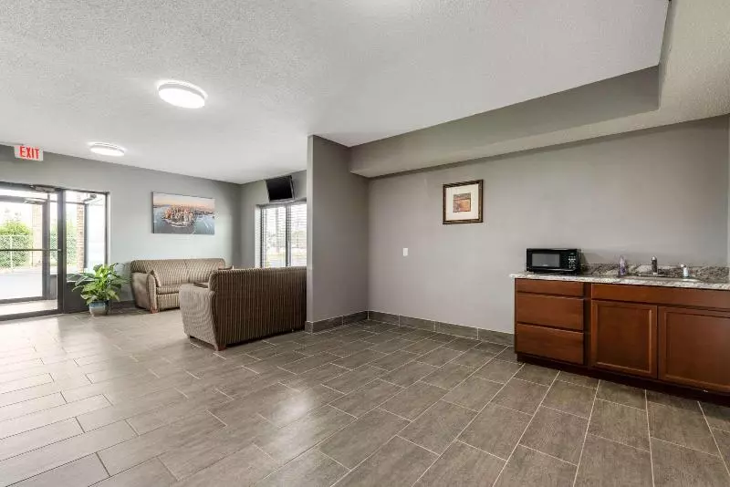 モーテル Econo Lodge Inn & Suites