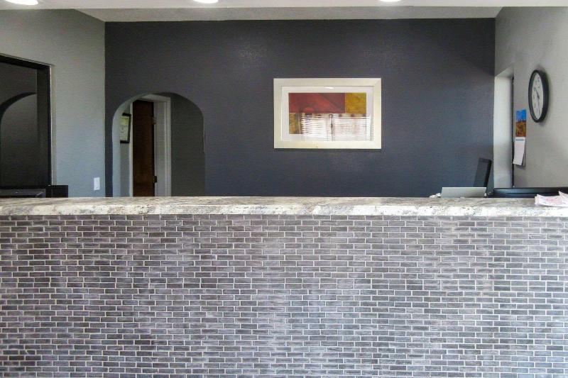 Мотель Econo Lodge Inn & Suites