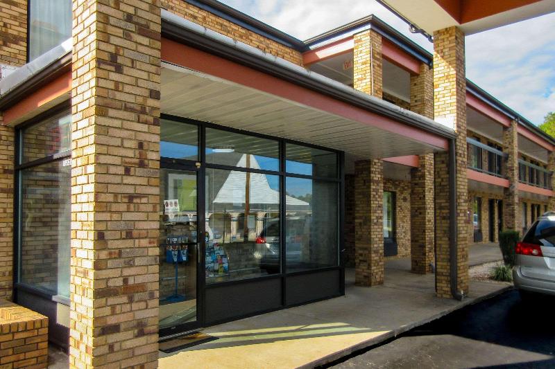 Мотель Econo Lodge Inn & Suites