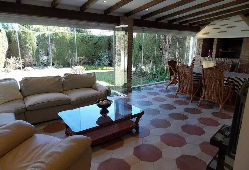 Spacious Townhouse Near Beaches & Golf