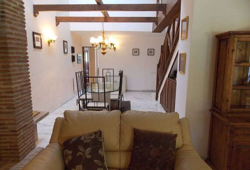 Spacious Townhouse Near Beaches & Golf