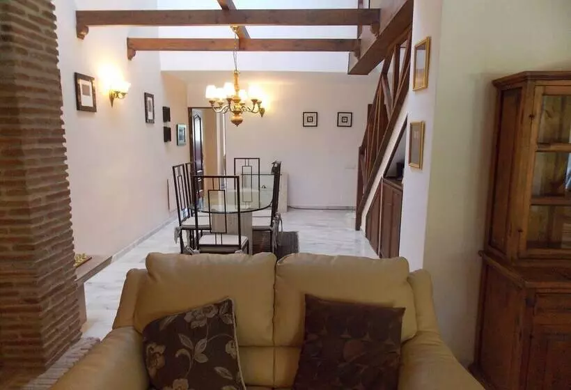 Spacious Townhouse Near Beaches & Golf