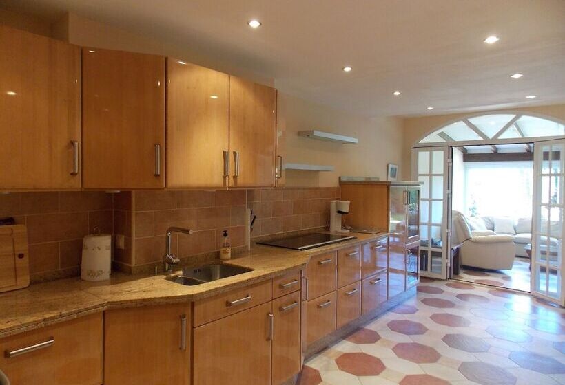 Spacious Townhouse Near Beaches & Golf