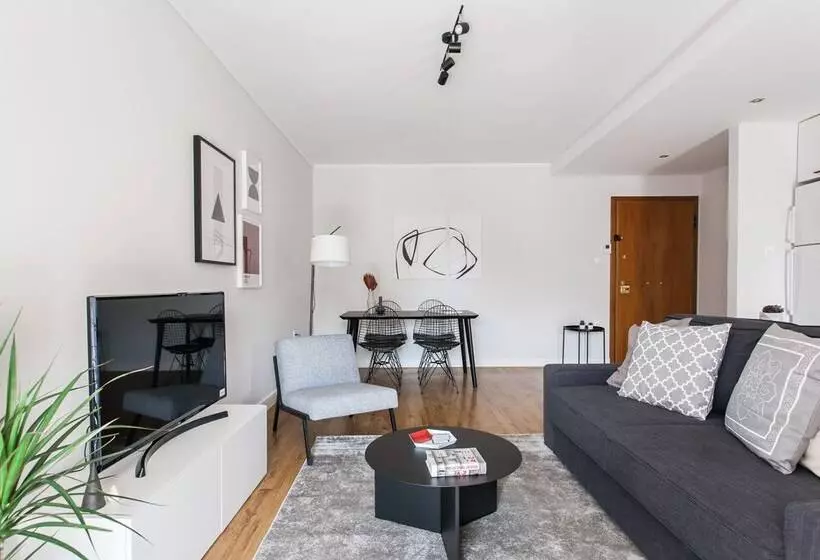 Upstreet Bright 1bd Apt In Chalandri