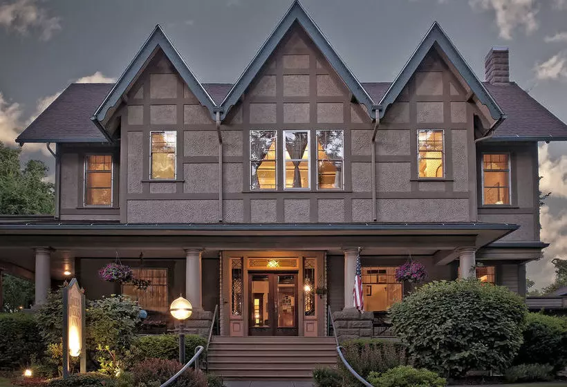 בית מלון כפרי Green Gables Inn