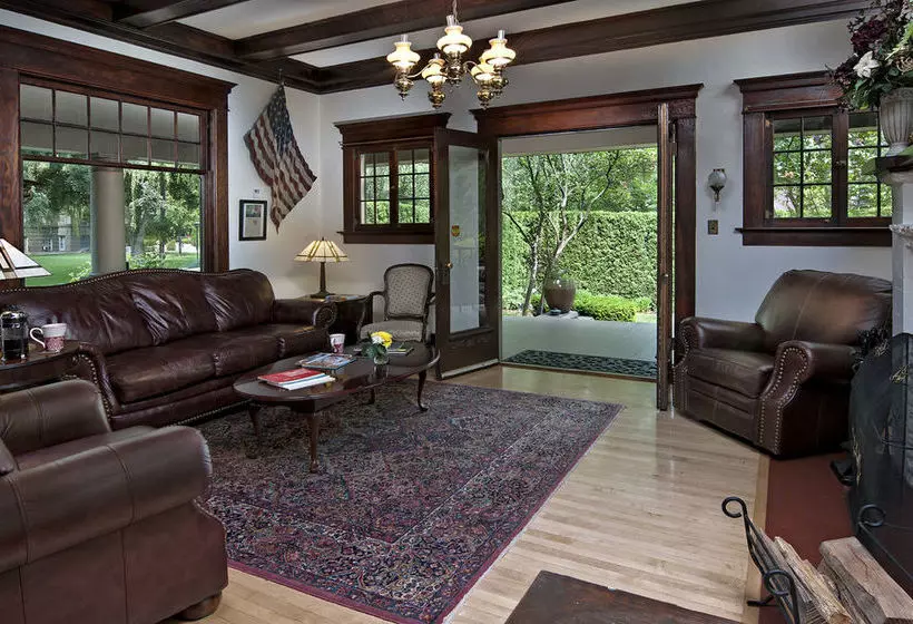 בית מלון כפרי Green Gables Inn