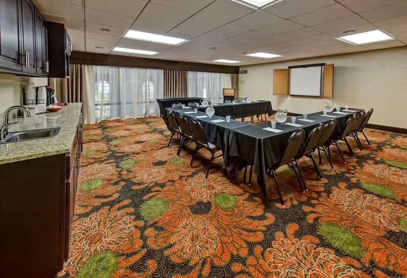 Отель Hampton Inn By Hilton Clarksville