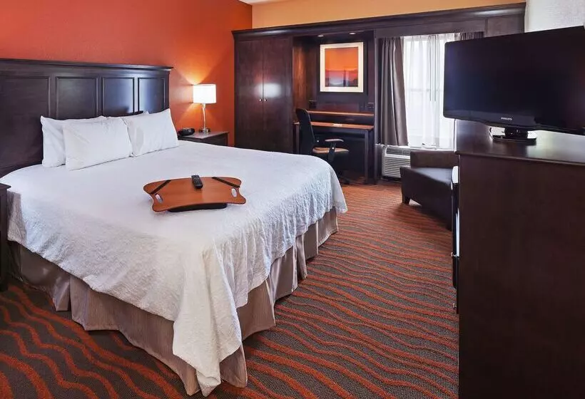 Отель Hampton Inn By Hilton Clarksville