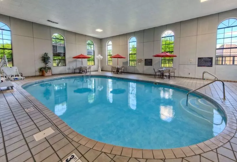 Отель Hampton Inn By Hilton Clarksville