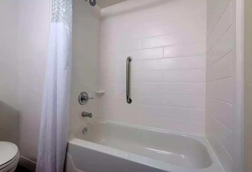 Отель Hampton Inn Commerce