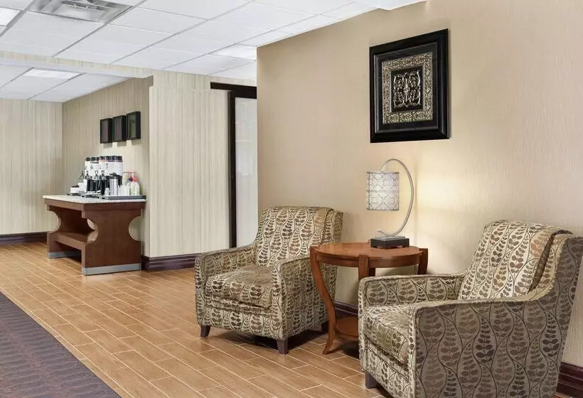 Отель Hampton Inn Commerce