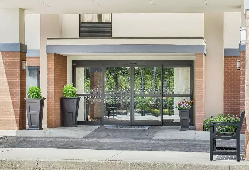 Отель Hampton Inn Commerce