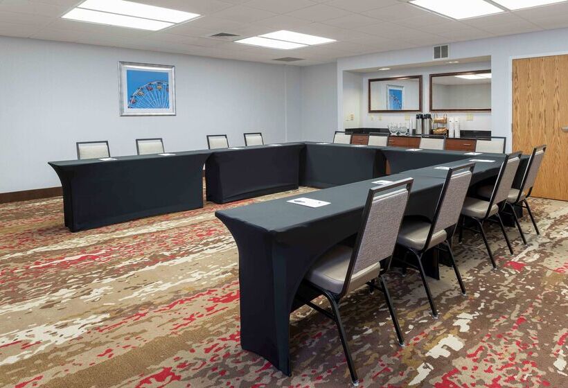 هتل Hampton Inn Grand Rapids North