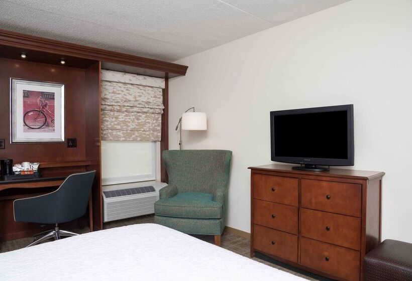 هتل Hampton Inn Grand Rapids North