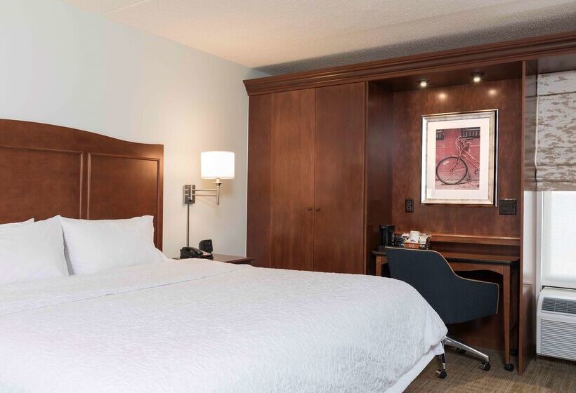 هتل Hampton Inn Grand Rapids North