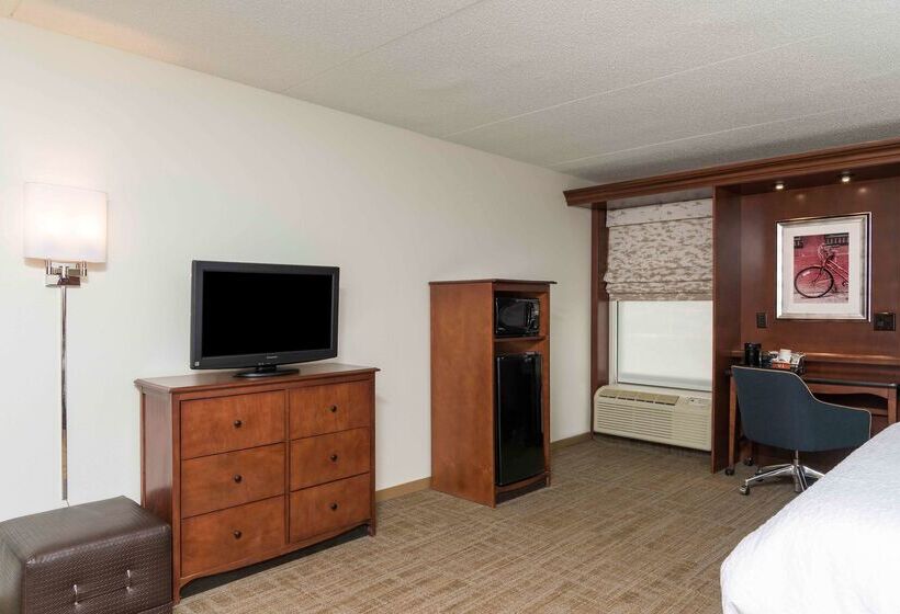 هتل Hampton Inn Grand Rapids North