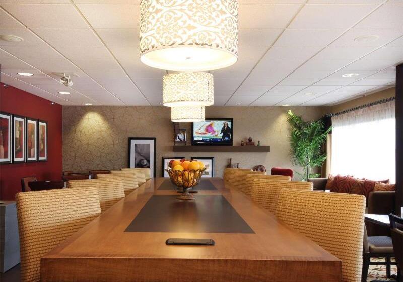 هتل Hampton Inn Grand Rapids North