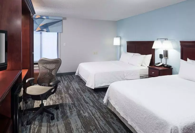 هتل Hampton Inn Kansas Cityliberty