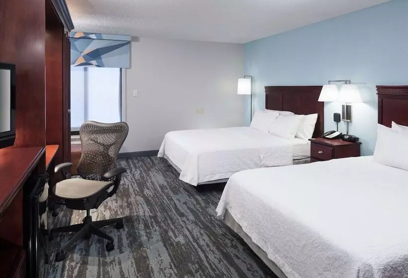 هتل Hampton Inn Kansas Cityliberty