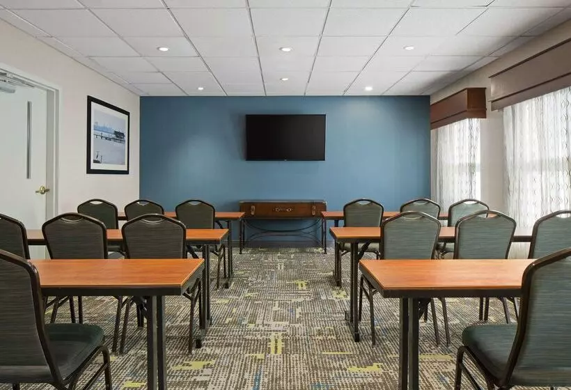 هتل Hampton Inn & Suites Newport News