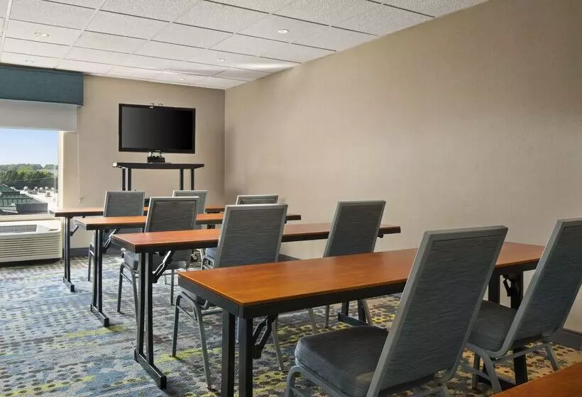 هتل Hampton Inn & Suites Newport News