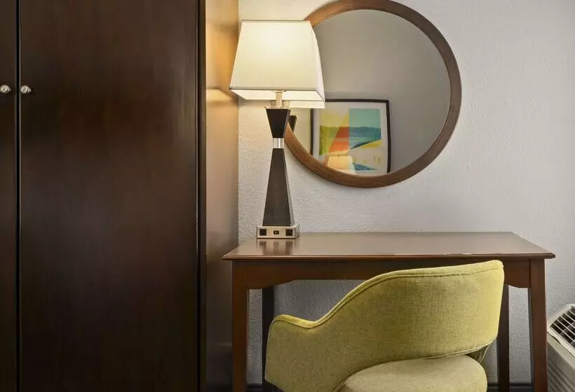 هتل Hampton Inn & Suites Newport News