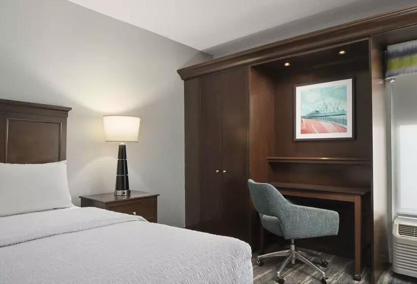 هتل Hampton Inn & Suites Newport News
