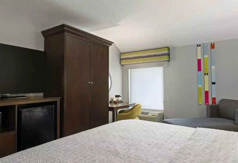 هتل Hampton Inn & Suites Newport News