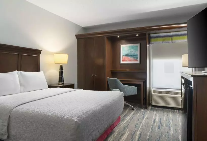 هتل Hampton Inn & Suites Newport News