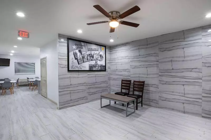 هتل Super 8 By Wyndham Humble Houston Fallcreek