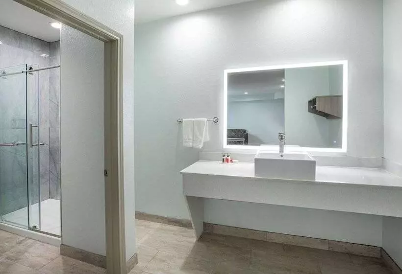 هتل Super 8 By Wyndham Humble Houston Fallcreek