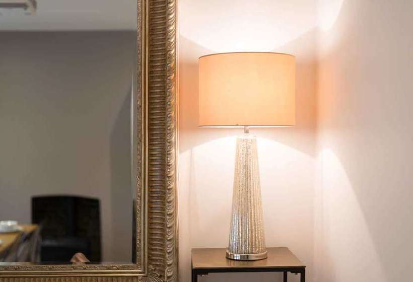 Modern 2br Home In Dalston W/balcony, Fits 4