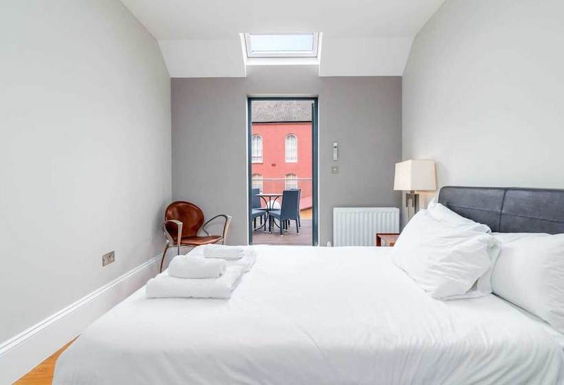 Modern 2br Home In Dalston W/balcony, Fits 4