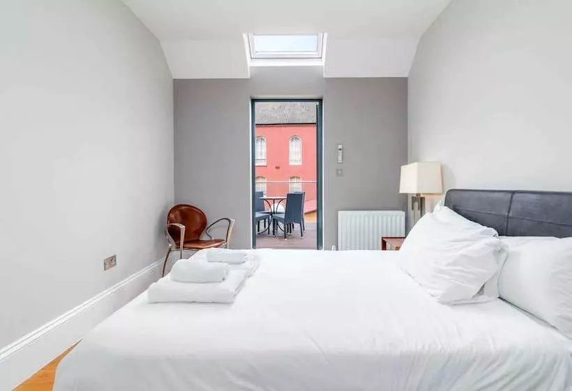 Modern 2br Home In Dalston W/balcony, Fits 4