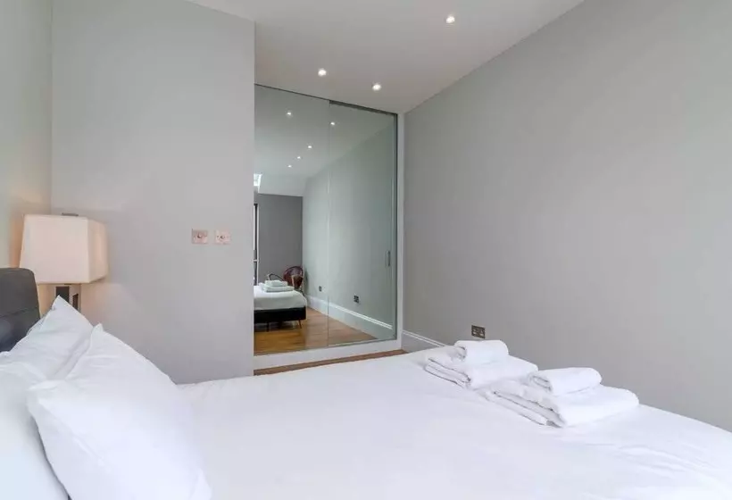 Modern 2br Home In Dalston W/balcony, Fits 4