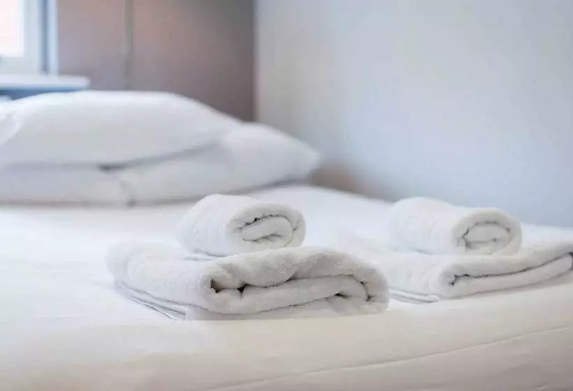 Modern 2br Home In Dalston W/balcony, Fits 4