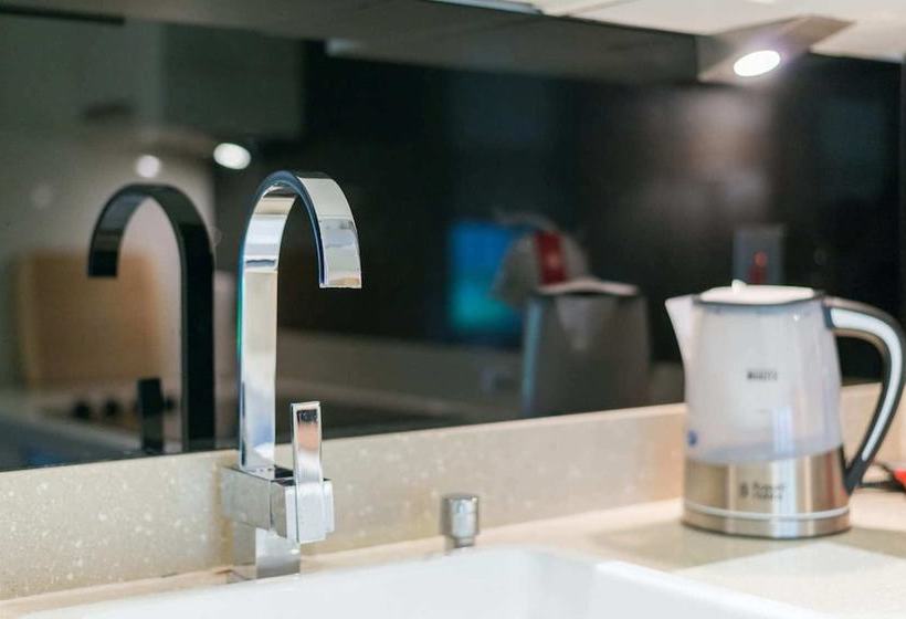 Modern 2br Home In Dalston W/balcony, Fits 4