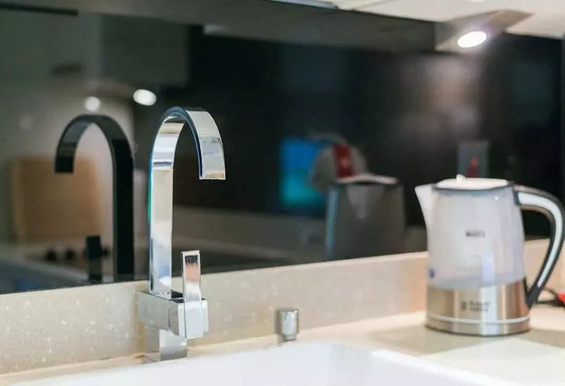 Modern 2br Home In Dalston W/balcony, Fits 4