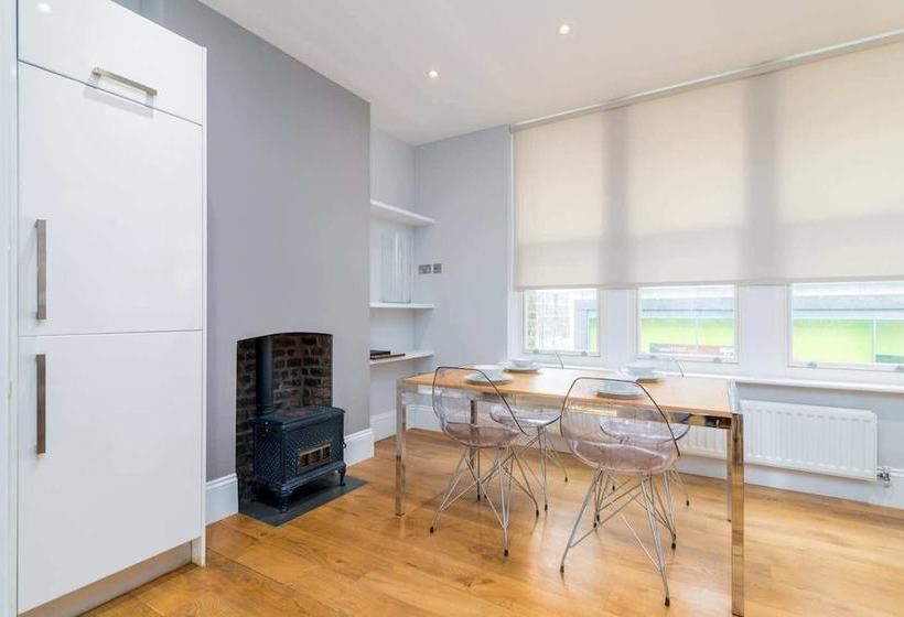 Modern 2br Home In Dalston W/balcony, Fits 4