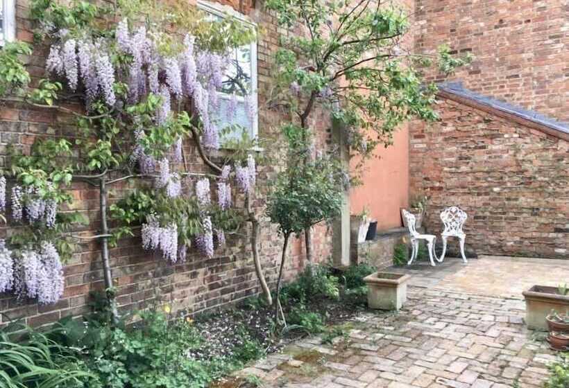 The Walton House Near City Center