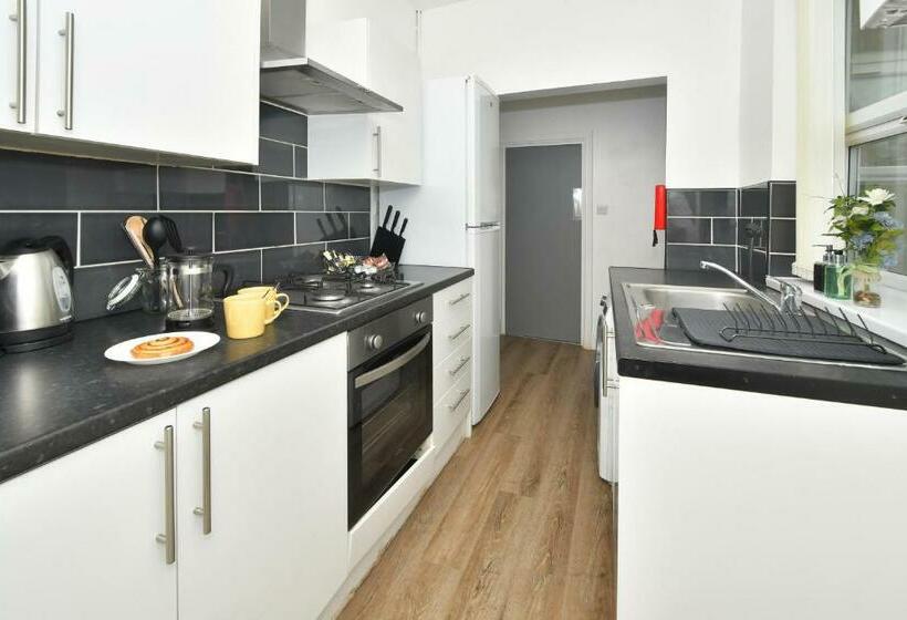 Spacious Double Rooms In City Centre, Great For Contractors!