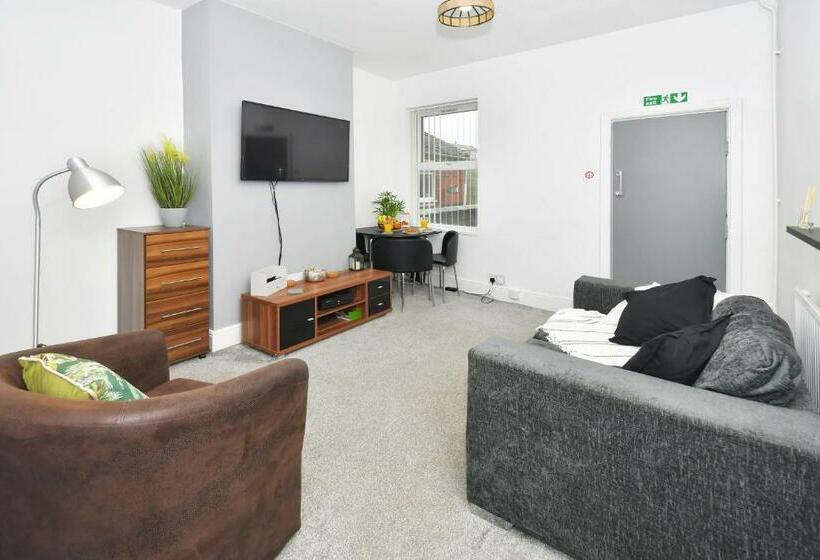 Spacious Double Rooms In City Centre, Great For Contractors!