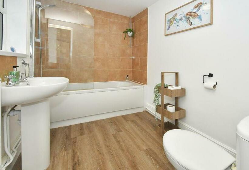 Spacious Double Rooms In City Centre, Great For Contractors!