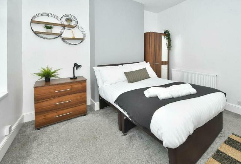 Spacious Double Rooms In City Centre, Great For Contractors!