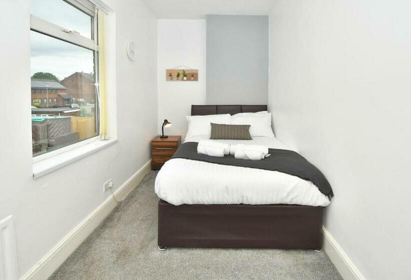 Spacious Double Rooms In City Centre, Great For Contractors!